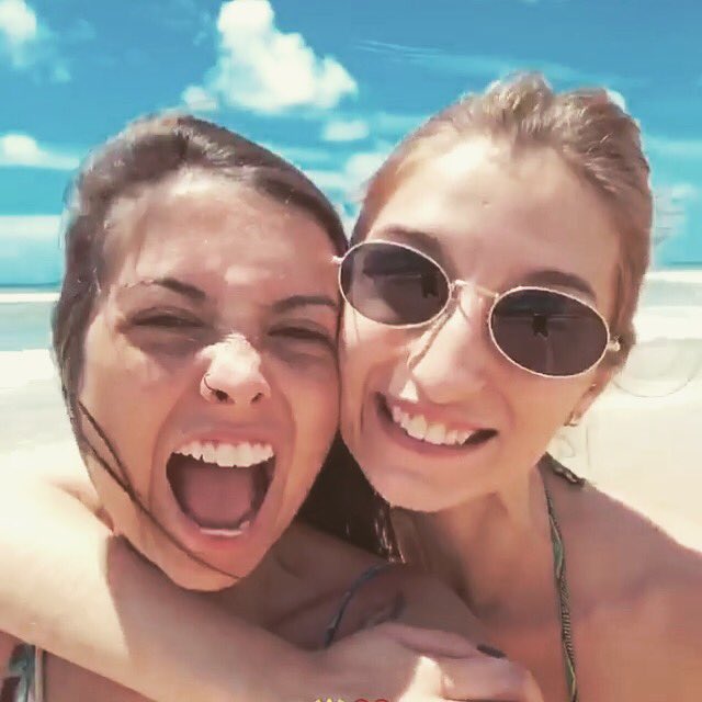 bacanaland's tweet photo. Essa amizade me inspira a fazer coisas que eu nunca fiz antes. Me ajuda nos piores problemas. É a amizade dos meus sonhos. E o mais importante, essa amizade me faz feliz! Obrigada por Thabie existir!❤️ #THABIEamizadequeinspira https://t.co/P2GTg2uAWF
