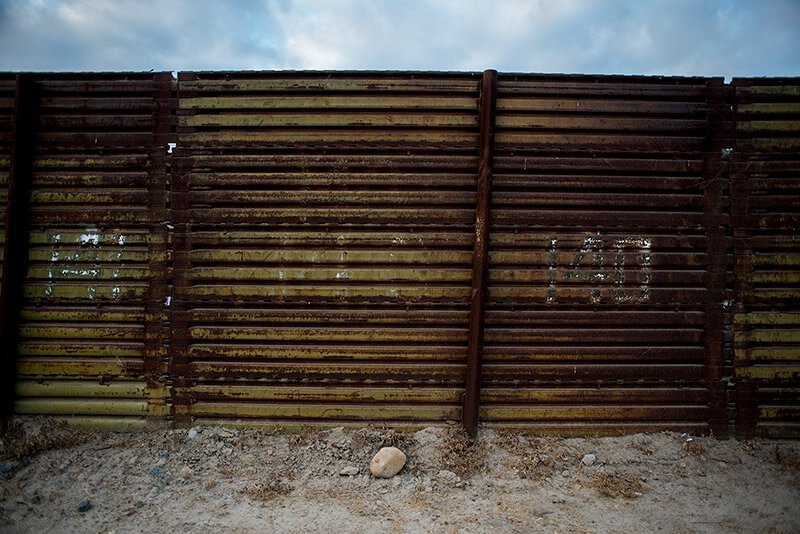 KPBSnews's tweet photo. The third U.S. #borderwall construction project started in #SanDiego just east of #BorderFieldStatePark. It will replace approximately 14 miles of eight-to-10 foot high scrap metal wall with an 18-to-30 foot wall topped off with an anti-climbing plate. https://t.co/6wo0RJ34aV https://t.co/l4veFjzb9m