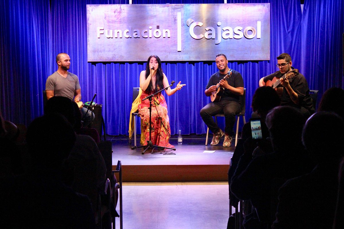 Cajasol's tweet photo. Roda de Bambas acerca la cultura carioca y la #samba durante el espectáculo #Sambrasil en el ciclo Continental desde @Cajasol #Huelva https://t.co/ELBMimYI3t https://t.co/QCw0Sv0595