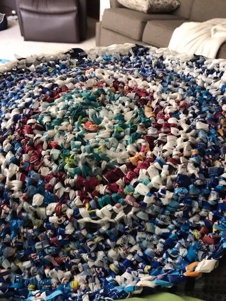 HOTThreadsSD's tweet image. Working on a up-cycled plastic rug. ♻️ #crochetrug #floorrug  #plarn