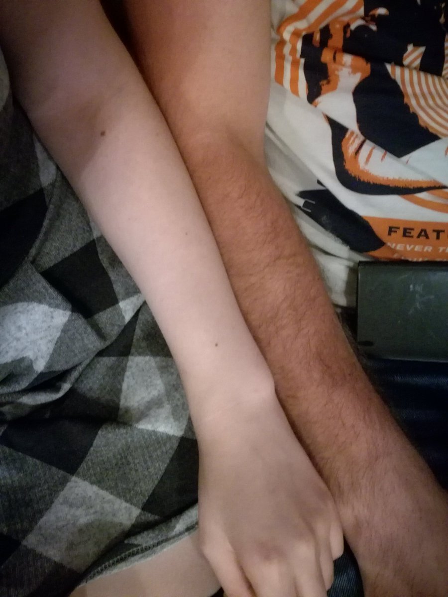 Holgeristen's tweet photo. Die Hautfarbe eurer Päpstin @Rica_Snow und eurem Grafen @Marcodore_ 
Man erkennt fast keinen Unterschied. 😂 https://t.co/aH3MalIbrl