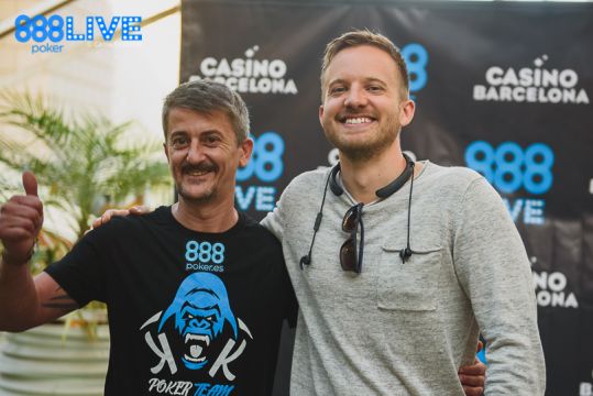 KingKongPoker's tweet photo. 📡#KinKongLive #Kinkones en #888PokerLiveBCN Main Event 1.100€ @CasinoBarcelona día1⃣🅱️
Después de conseguir su entrada al evento en el freeroll de @888pokerSpain, nuestro #KKompañero 🦍Mario #Cuncha, posa así de contento con @Martin_Jacobson y se lleva este bonito recuerdo https://t.co/zOcGpljR38