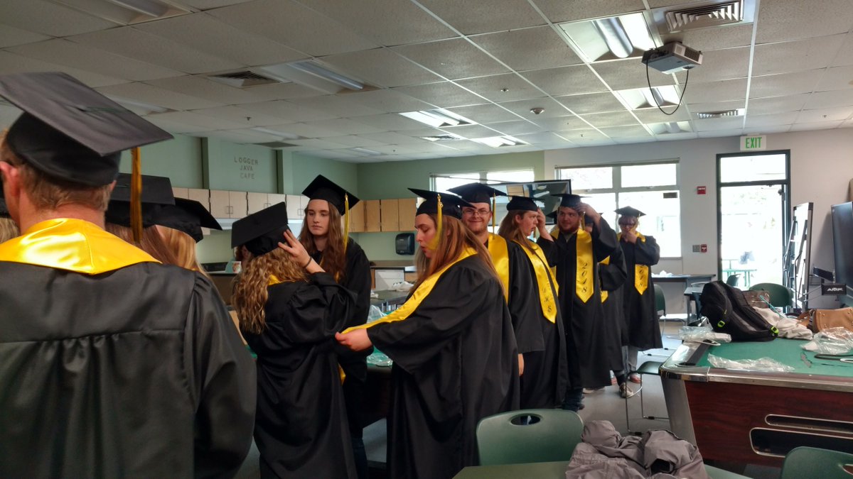 dhs330's tweet photo. Grad Walk#Classof2018 https://t.co/SonLvFuAmZ
