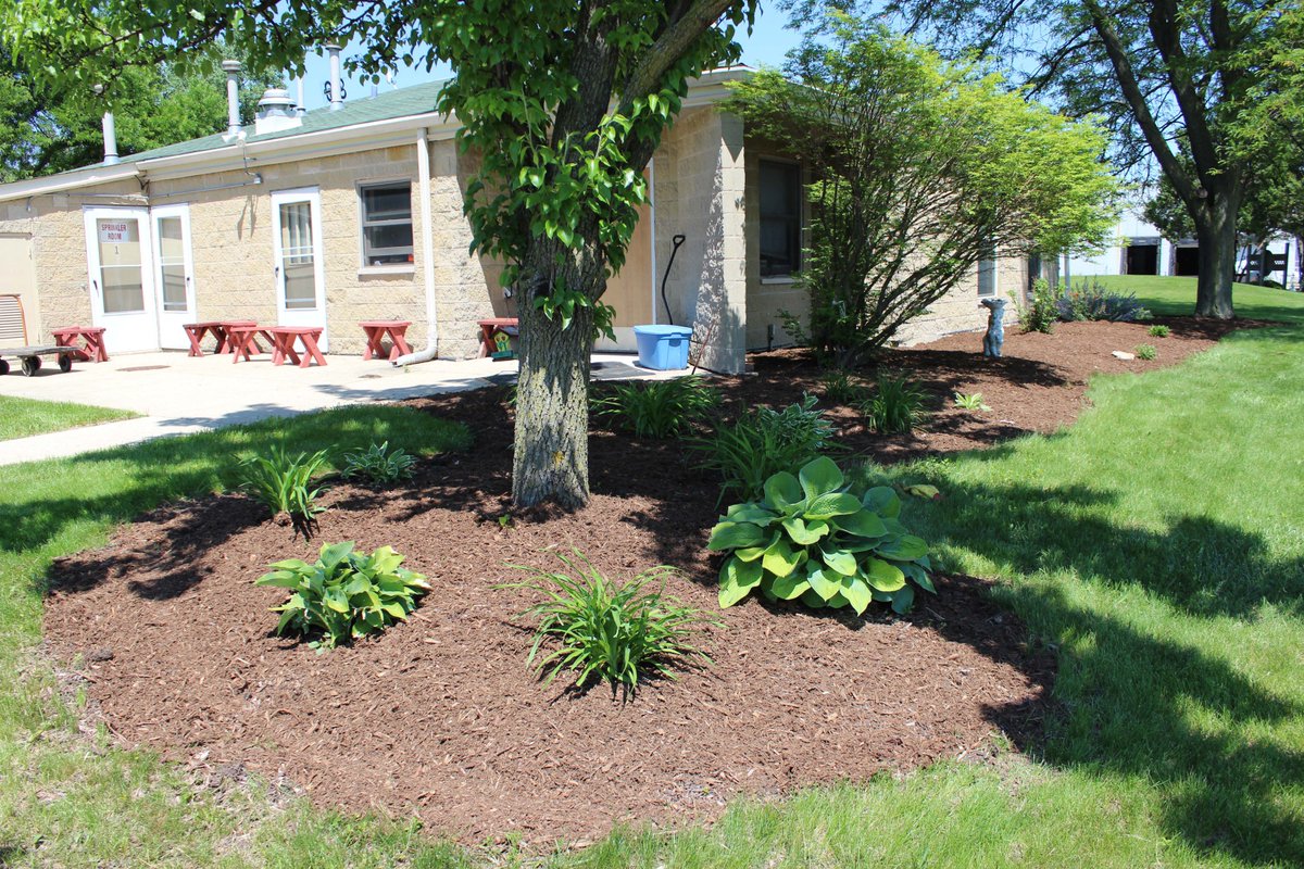 RayGrahamAssoc's tweet photo. Thank you, @WestMonroe for spending your day beautifying our Specialized Living Center! We truly appreciate all your hard work! #WMPdayofchange https://t.co/ZxrtD9hHty