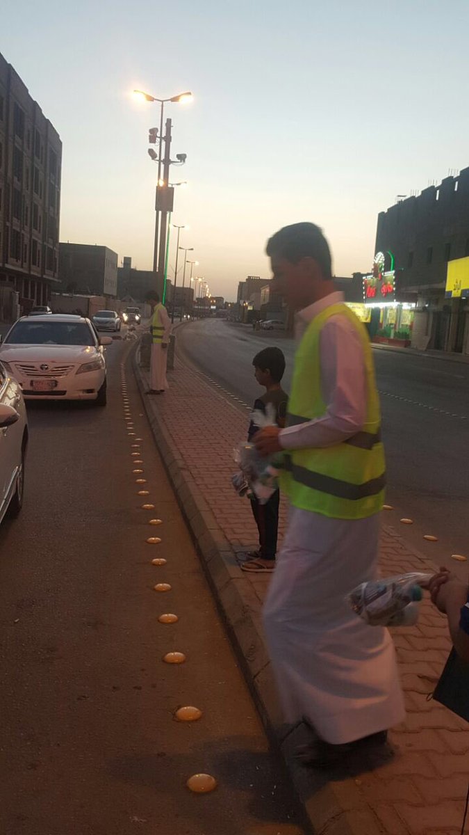 VolunteerismT's tweet photo. بدعم من فاعل خير قام #فريق_الخير_التطوعي وبراعِمه بتوزيع وجبات افطار صائم في اشارة الحزام لليوم الرابع ١٤٣٩/٩/١٧أعاننا الله وإياكم على فعل الخير  💖🕊. https://t.co/vtuwE3ZRdM