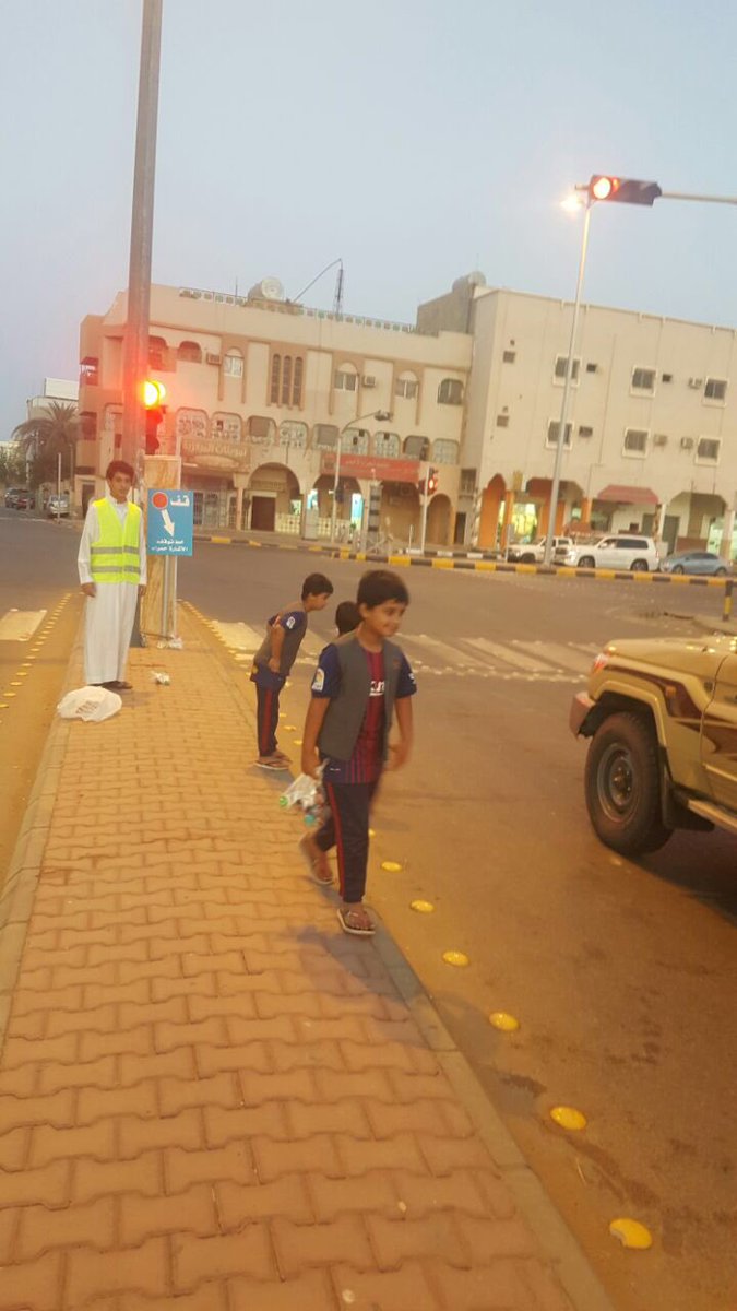 VolunteerismT's tweet photo. بدعم من فاعل خير قام #فريق_الخير_التطوعي وبراعِمه بتوزيع وجبات افطار صائم في اشارة الحزام لليوم الرابع ١٤٣٩/٩/١٧أعاننا الله وإياكم على فعل الخير  💖🕊. https://t.co/vtuwE3ZRdM