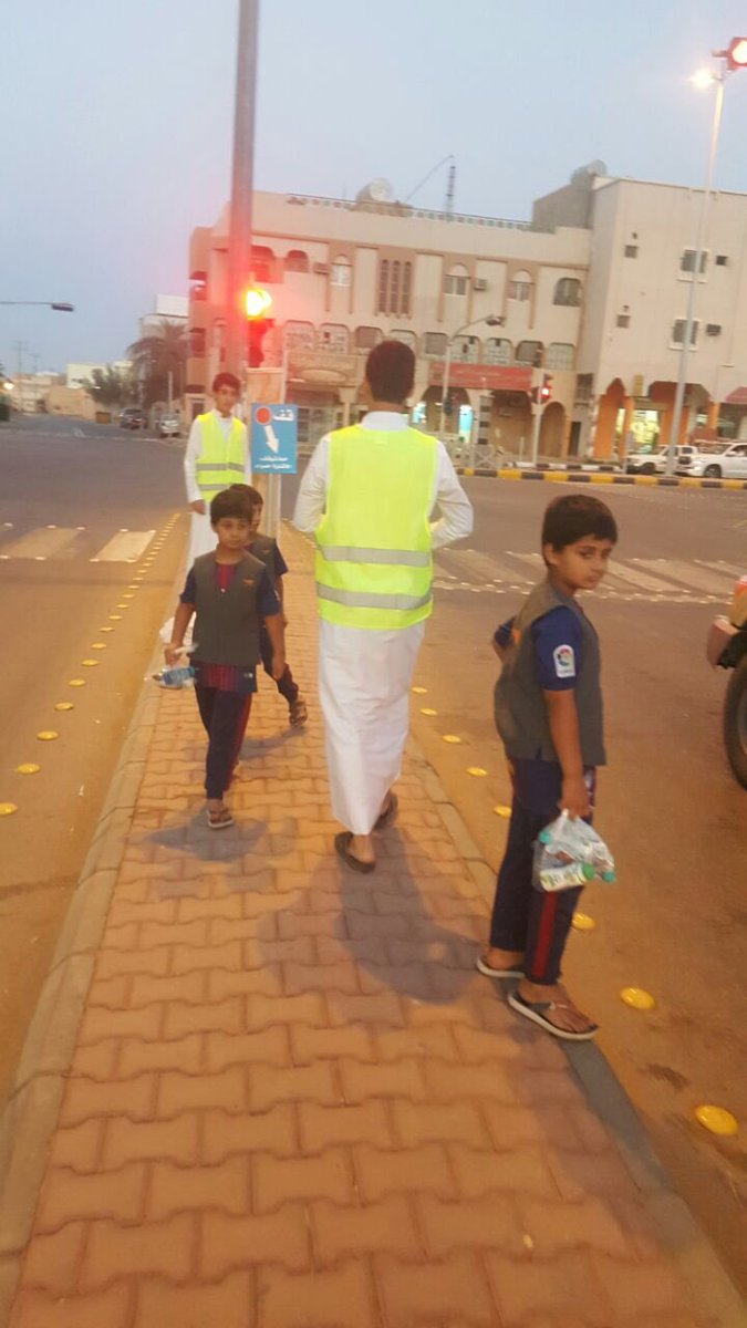 VolunteerismT's tweet photo. بدعم من فاعل خير قام #فريق_الخير_التطوعي وبراعِمه بتوزيع وجبات افطار صائم في اشارة الحزام لليوم الرابع ١٤٣٩/٩/١٧أعاننا الله وإياكم على فعل الخير  💖🕊. https://t.co/vtuwE3ZRdM