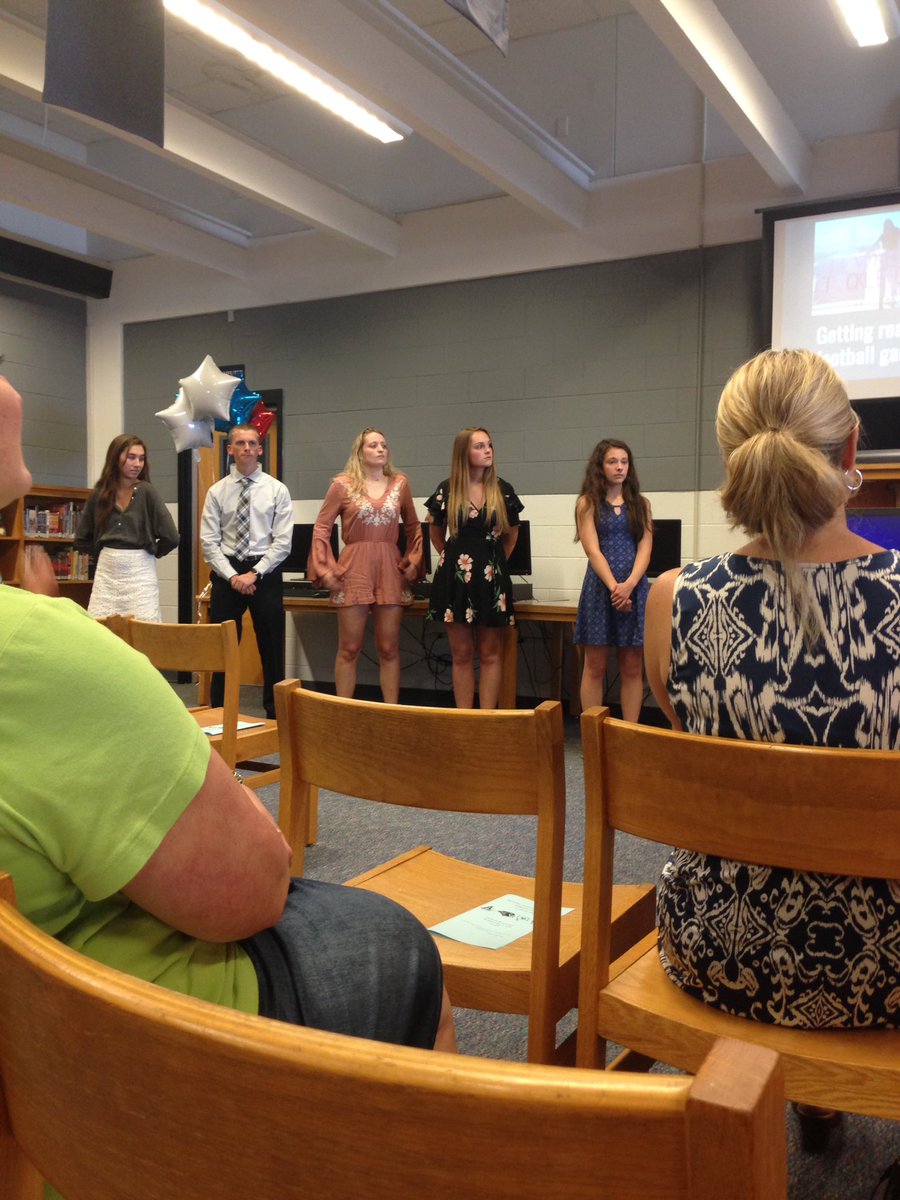 Michellelafolot's tweet photo. Very proud of the Emerging Leaders of HHS! There Year long project of increasing school spirit was a big challenge and they did an amazing job!! Congratulations and best of luck to the world's future leaders!! #hawkyeah #senioryear2018 @hhshawks03 @HHSHawkMedia @hhsEL2018 https://t.co/uwOFHPESqW