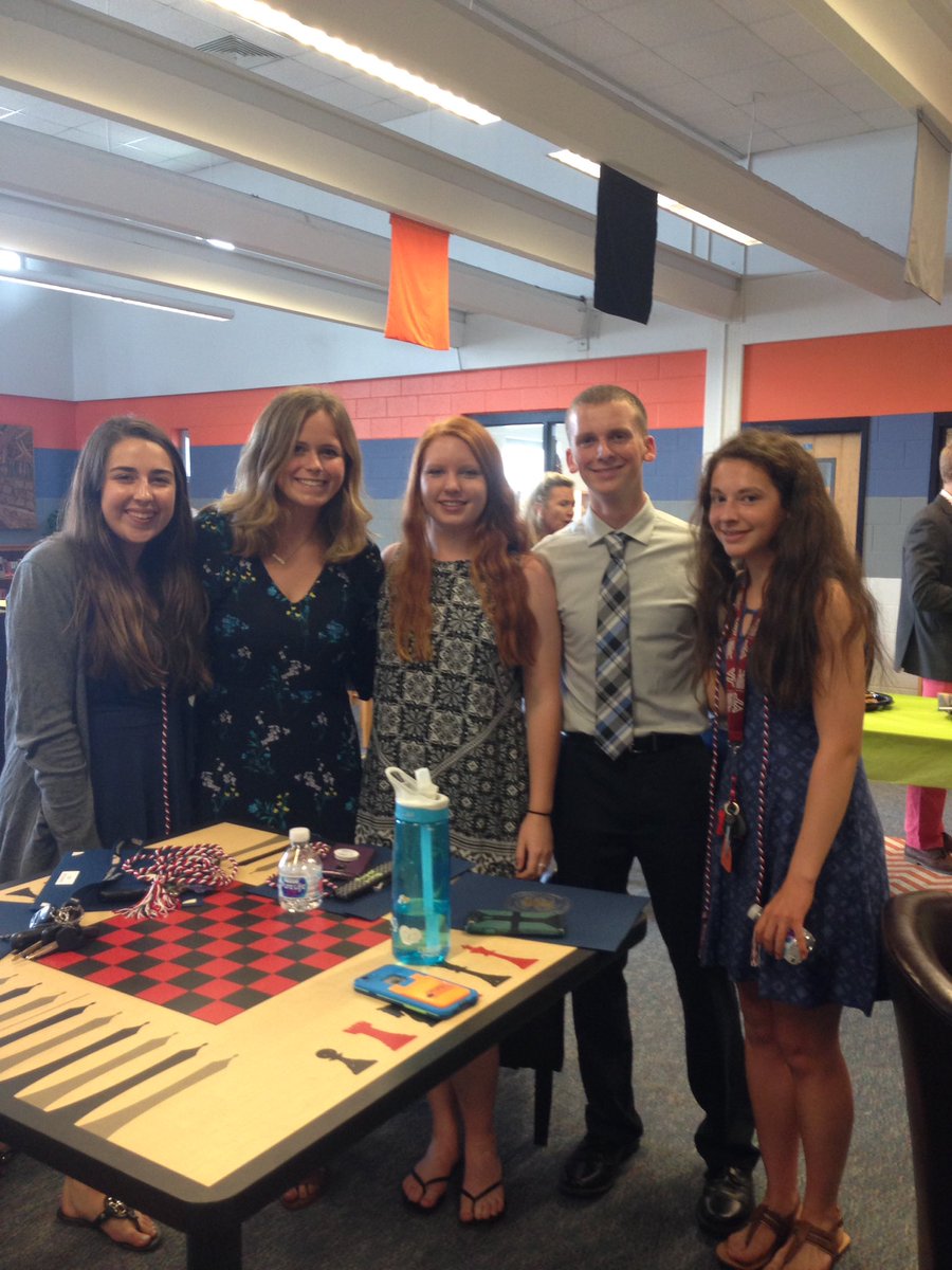 Michellelafolot's tweet photo. Very proud of the Emerging Leaders of HHS! There Year long project of increasing school spirit was a big challenge and they did an amazing job!! Congratulations and best of luck to the world's future leaders!! #hawkyeah #senioryear2018 @hhshawks03 @HHSHawkMedia @hhsEL2018 https://t.co/uwOFHPESqW