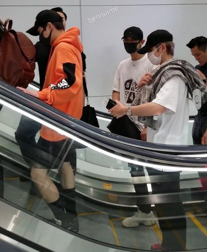 EXO90127's tweet photo. 180601 EXO at ICN Airport Departure to HongKong❤❤❤#MTVLAKPOPEXO
#MTVLAINSTAARVIGNA
#MTVLAFANEXOL
#MTVLADANCEKOKOBOP
#PremiosMTVMiaw
#CleanBanditFtEXO https://t.co/33wG4Mmtay