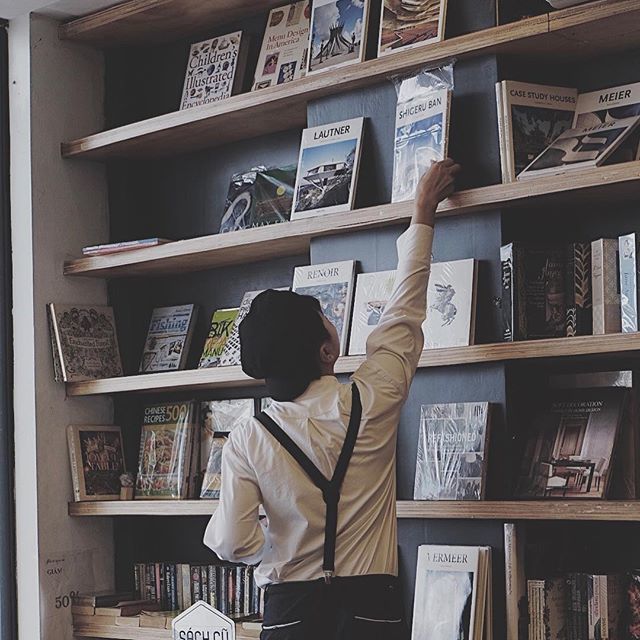 ses_rin12's tweet photo. Too short to reach...
#ootd #tb #cachep #cachepbookstore #hochiminhcity #saigon #hcmc #gentleman #white #black #bookstore #fashion #vietnam #vietnamese https://t.co/Y3znsftgK9 https://t.co/L1fPCEOCI4