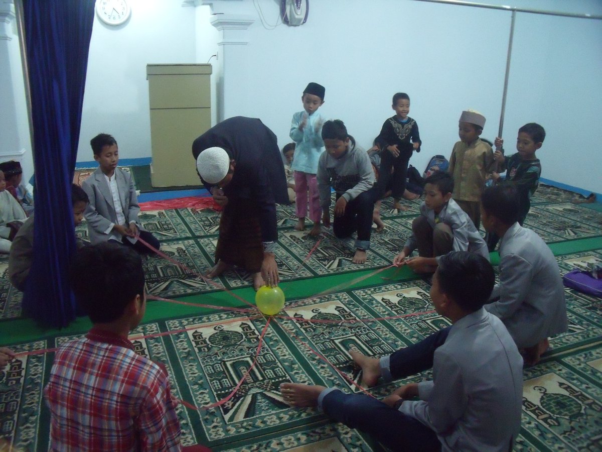 imroatn's tweet photo. "Permainan Menjelang Buka Puasa"
Permainan mengangkat balon dengan tali rafia yang dilakukan beberapa anak ini sambil menunggu adzan maghrib untuk berbuka puasa
@kemenpar
@genpi.co
@pesonaid_travel
#pesonaramadan2018
#pesonaramadan27mei2018 https://t.co/1UYIzSrHZg