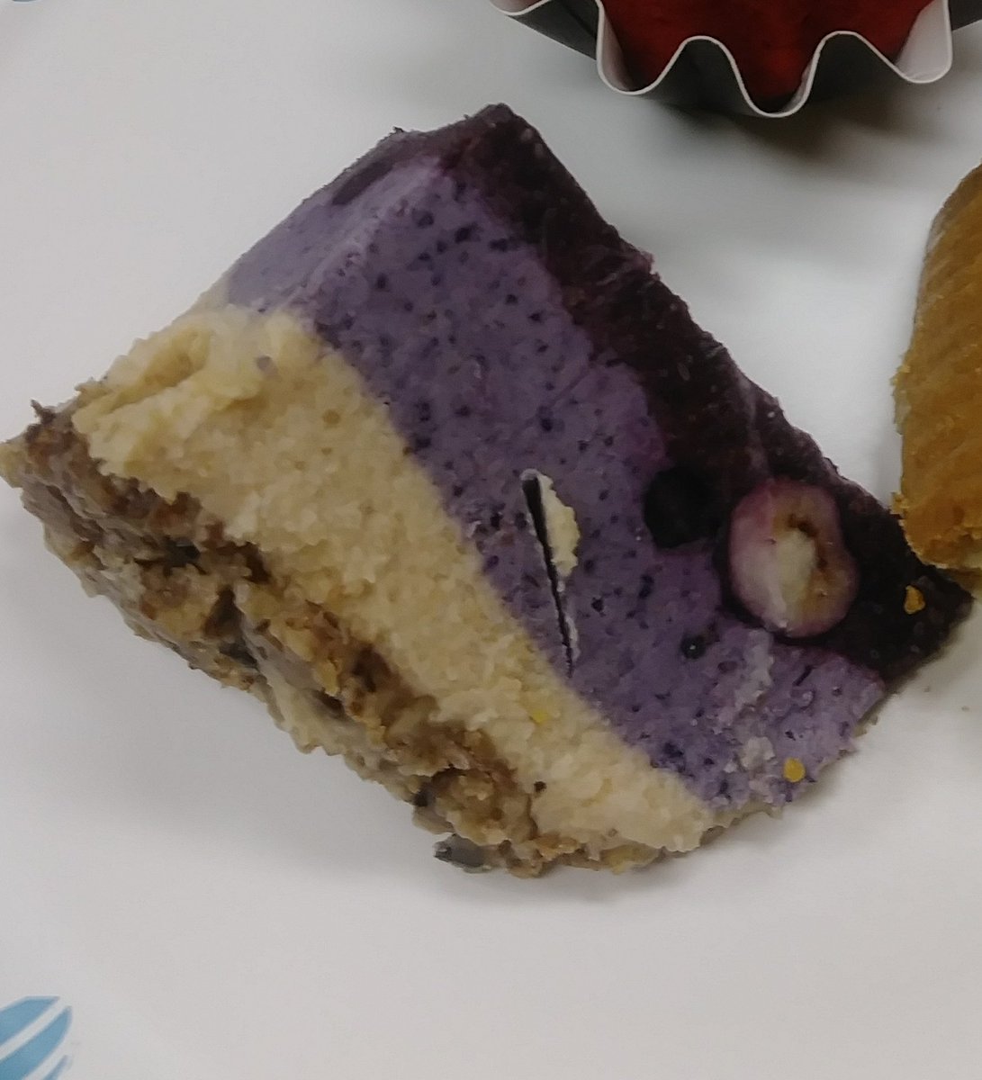 SlayWTruth's tweet photo. @GordonRamsay what do you think of the vegan cheesecake I made formy co-workers #Vegan https://t.co/YnoQG6HoHN
