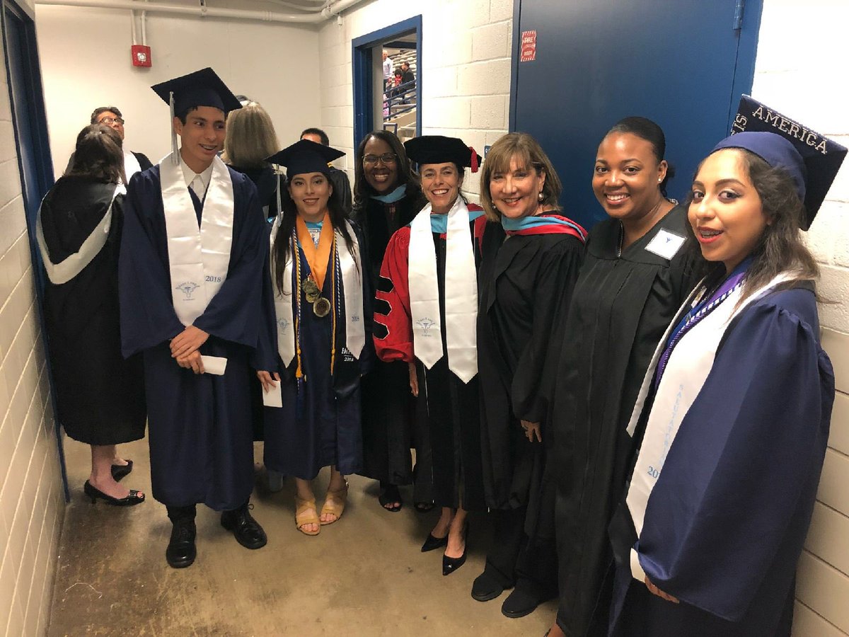 DrBrownEDU's tweet photo. You are Shining ⭐️ Stars! CONGRATS to @JaneLongFutures graduates 🎓 2018! @HoustonISD @HISDSupe @DeigaardS @bambaez #HISDGrad https://t.co/d9nmbHxisq
