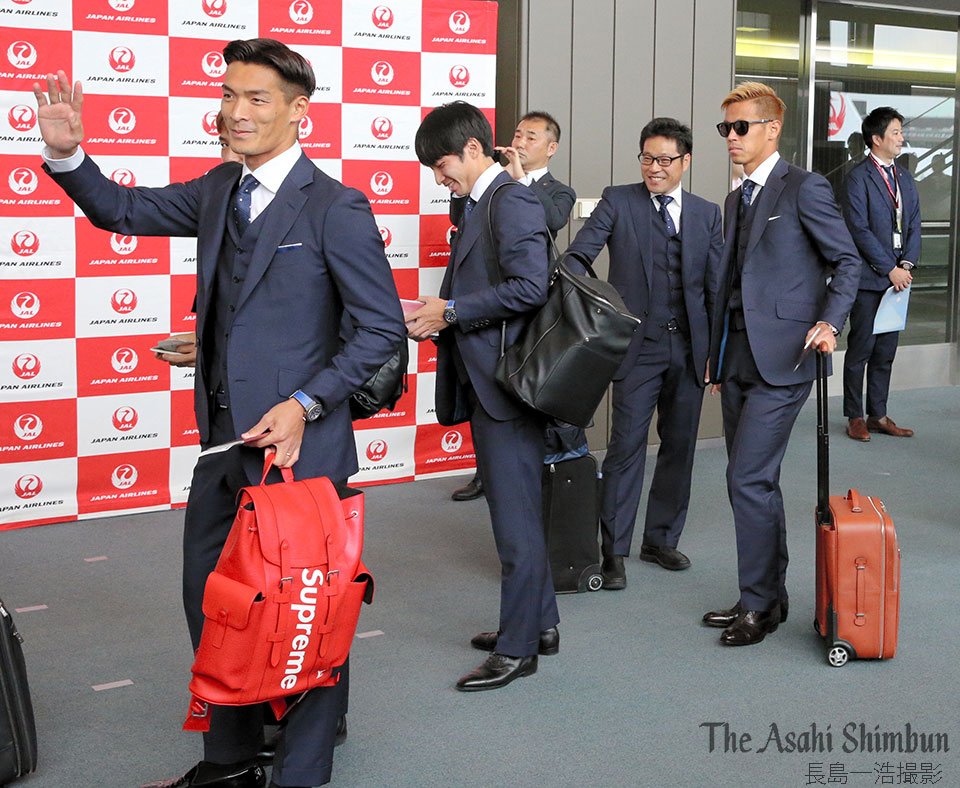 Twitter 上的 朝日新聞 映像報道部 T Co 0ht6ckq57w サッカーの ワールドカップ w杯 ロシア 大会に出場する 本田圭佑 選手 右 や 槙野智章 選手 左 ら 日本代表 が2日 成田空港から直前合宿地のオーストリアに向けて出発しました 俊 Twitter 上的 朝日新聞 映像報道部 T Co 0ht6ckq57w サッカーの ワールドカップ w杯 ロシア 大会に出場する 本田圭佑 選手 右 や 槙野智章 選手 左 ら 日本代表 が2日 成田空港から直前合宿地のオーストリアに向けて出発しました 俊