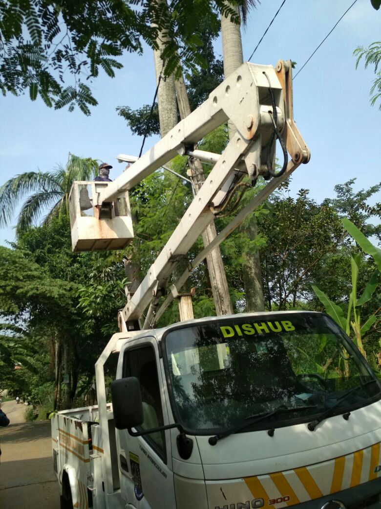 Perbaikan pju di jalan muhari tanggal 28 mei 2018 <a href="/pemkotdepok/">PEMERINTAH KOTA DEPOK | #AyoPakaiMasker</a>  <a href="/IdrisAShomad/">Mohammad Idris</a>