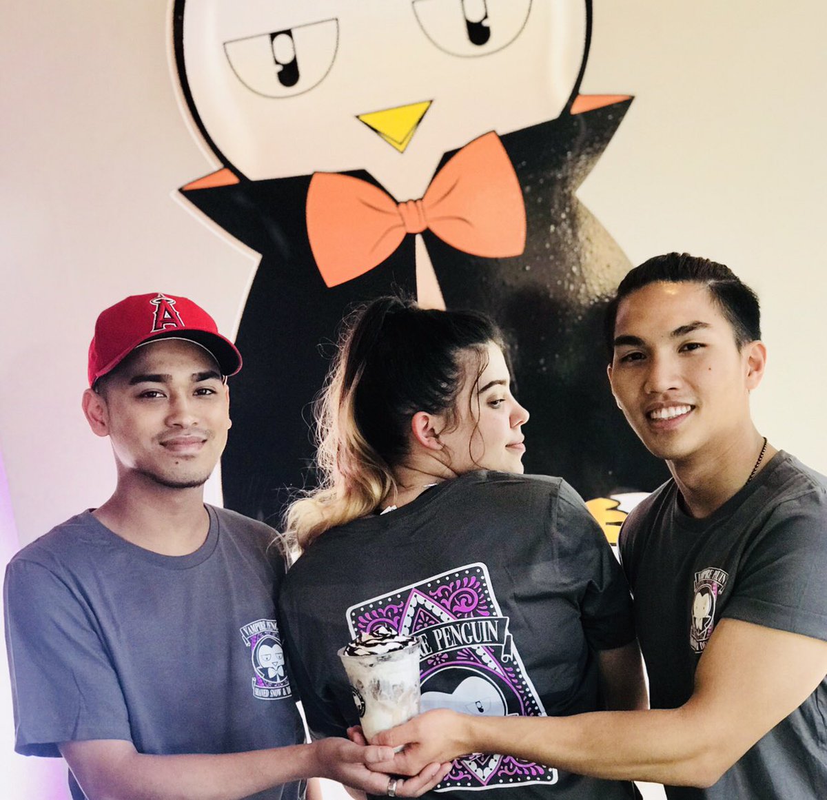 VPnatomas's tweet photo. Escape the heat at Vampire Penguin! #loveatfirstbite #dessert #eatsnow https://t.co/Y5YIHSt3gQ