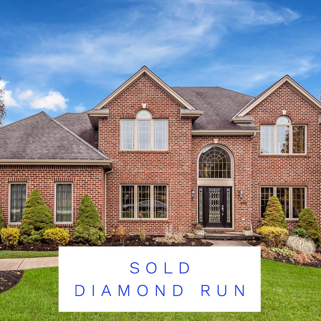 SewickleyHomes's tweet photo. This is my Friday happy hour! Closing on 512 Laurel Oak in Diamond Run. Happy for my great sellers in their next adventure! #realestate #sewickley #happyhour #diamondrun #clientsturnedfriends @piattsir https://t.co/Ao6HaD02Xy