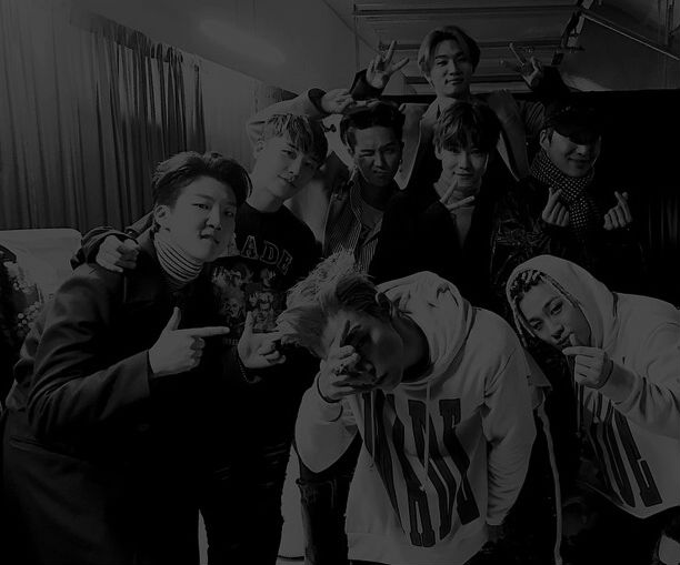 5LXSERS's tweet photo. #010618 ┊ #JIYONGDEBUT

Estamos acá para apoyar a nuestro líder en su debut. Le deseamos lo mejor, lo queremos mucho. En el camino, nos encontramos con los chicos de @ygwinner__ , con ellos pasaremos el resto de la velada, disfrutando del evento. DOPE DEBUT, BRO. CONGRATZ. https://t.co/9M50k2z2Rt