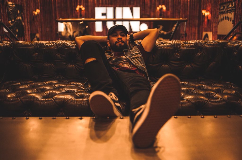 IT’S ALL ABOUT THE F.U.N 🙌🏾

Catch up with good friends over an ice cold beer and live music, tonight at @hotel_zoso 

8PM | NO COVER | ALL AGES WITH ADULT 📷 <a href="/eyeofevan/">eye of evan</a> 

#PalmSprings #BosePro #Coachella #CoachellaValley #FridayFeeIing