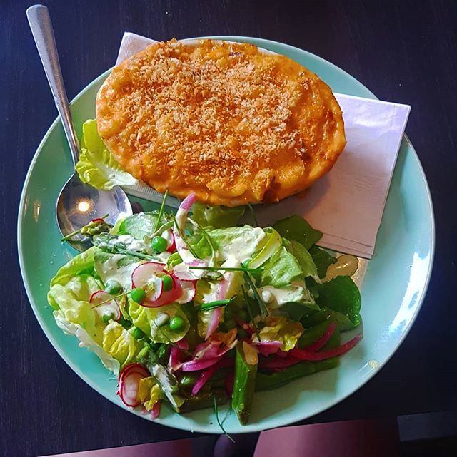 UnderABadSign's tweet image. Our waitress was Foy and she kinda made me believe in fate.
•
•
•
•
•
#earthtotable #breadbar #foodstagram #vegetarian #vegetarianfood #macandcheese #lockest #lockestreet #hamont #hamilton #hamontfoodie #foodie #veggie ift.tt/2J6KU79