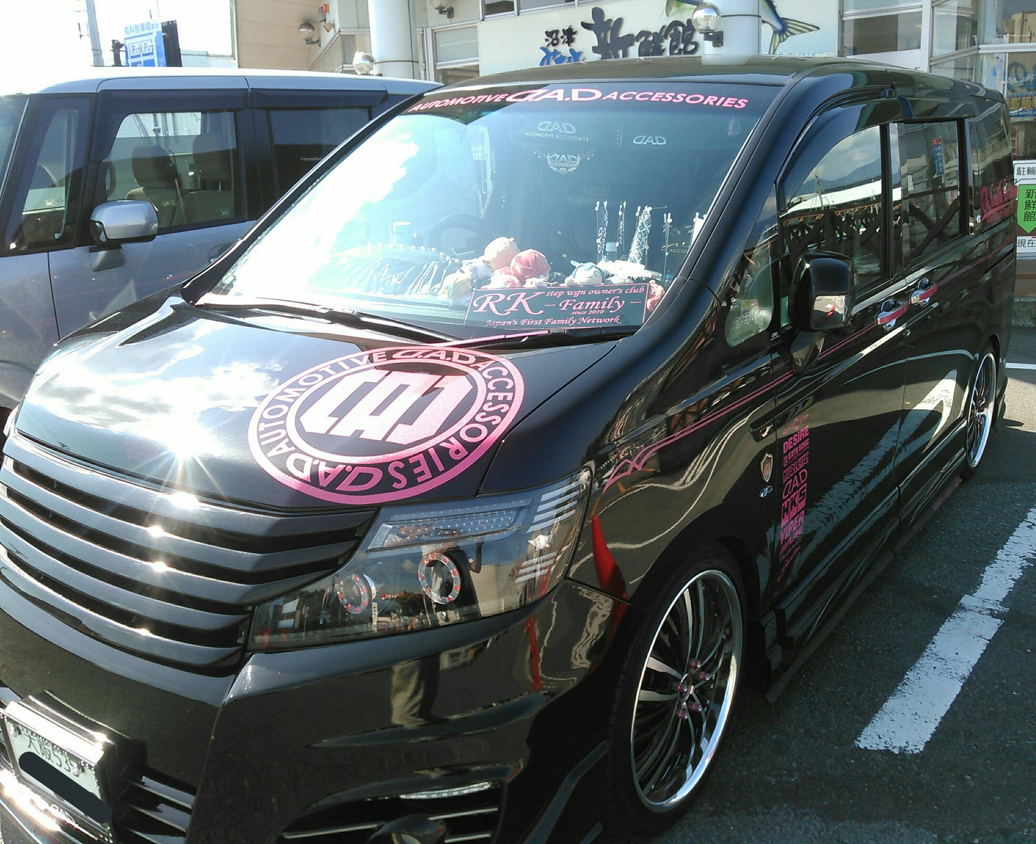 如月僚 よく小バカにされる代名詞と言われてる Dadステッカー貼った車 だけど ちゃんと考えて作った車は格好いいんだよな この車は好きだね ピンクなのに五月蝿く感じないのはステッカーの配置とサイズが絶妙なのか 如月僚 よく小バカにされる代名詞と言われてる Dadステッカー貼った車 だけど ちゃんと考えて作った車は格好いいんだよな この車は好きだね ピンクなのに五月蝿く感じないのはステッカーの配置とサイズが絶妙なのか