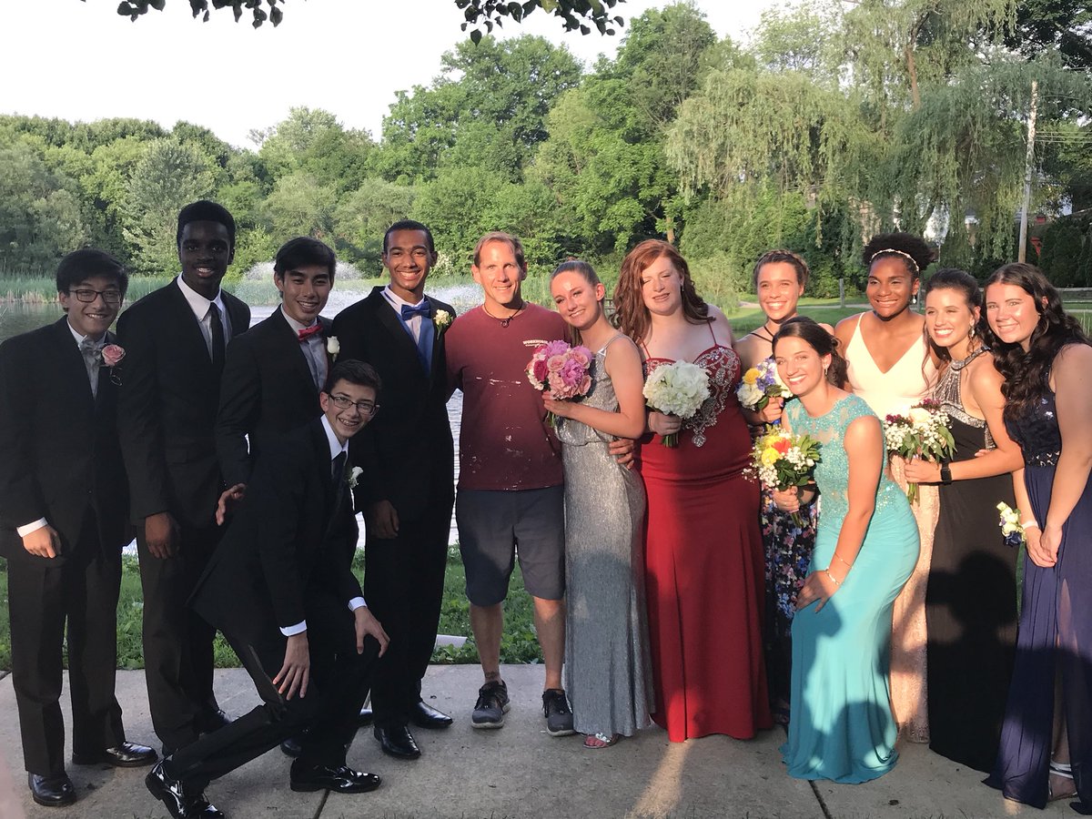 UM Track goes to Senior Prom💛💙