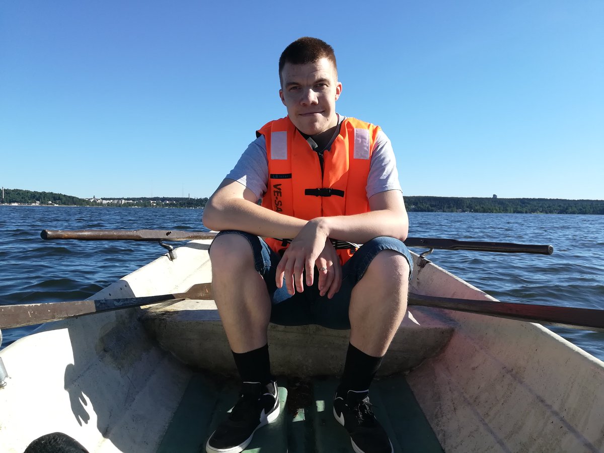 Pari päivää sitten soutelemassa veljeni kanssa/two days ago rowing on the lake with my brother.