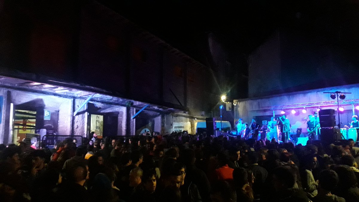 casalpanxo's tweet photo. Comença @SeptimoAoficial en una Plaça de les Cols de #Berga plena de gom a gom! Gran nit del Balç. Si correu per Berga i no sabeu on caure, veniu a ballar amb nosaltres! https://t.co/fRezoxOK2U