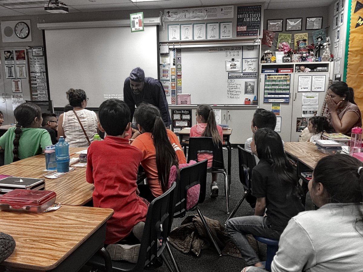 ELCyrs's tweet photo. Hoy compartí cuentos y música con un clase español. Today I shared music and stories in Spanish with a dual language class here in Sunny Southern California.  
@CABEBEBILINGUAL  https://t.co/LnWXwzlavK https://t.co/BTWV6q3JG6
