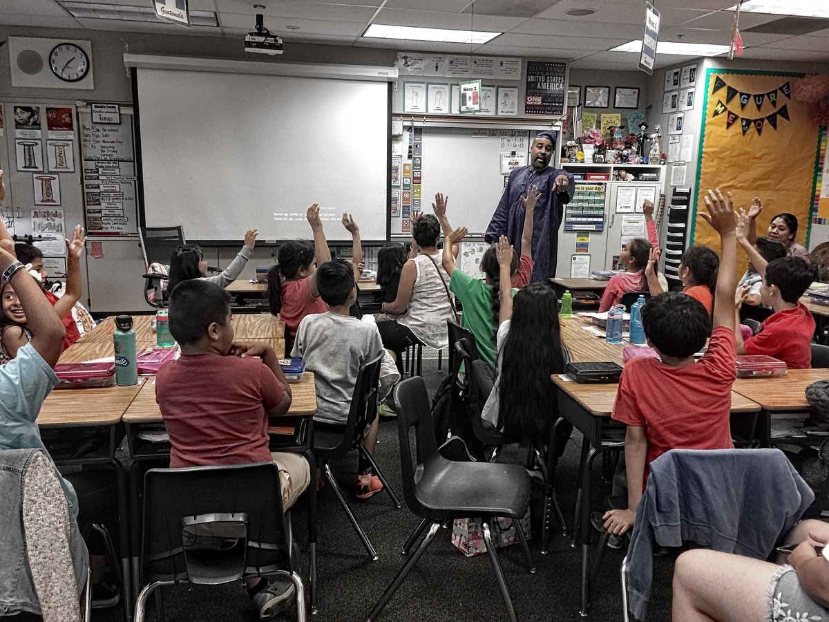 Obsessed_Writer's tweet photo. Hoy compartí cuentos y música con un clase español. Today I shared music and stories in Spanish with a dual language class here in Sunny Southern California.  
@CABEBEBILINGUAL  https://t.co/BQZ5XGSPdO https://t.co/WJSmTGlGos