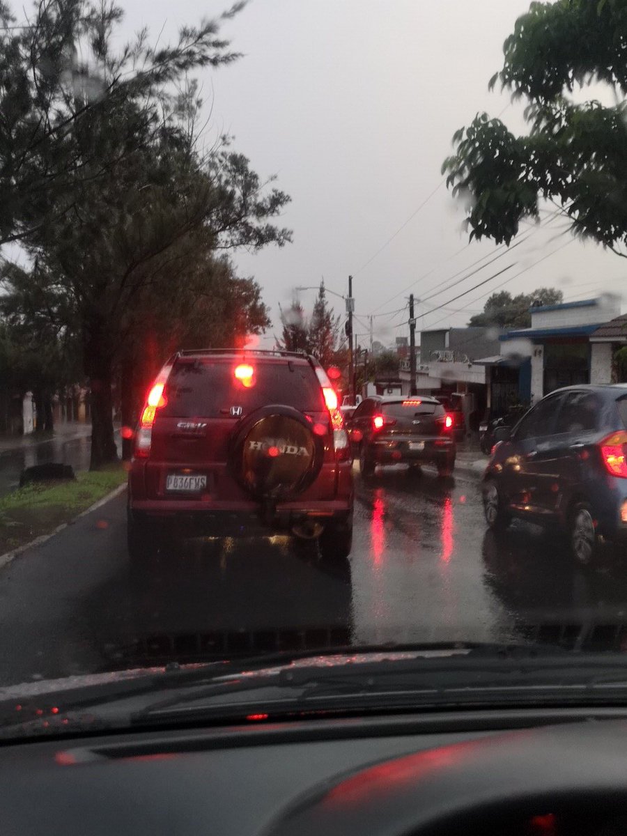 Wj10's tweet photo. #TransitoGT boulevard Sur San Cristóbal con tránsito lento https://t.co/TOZfinp4AI