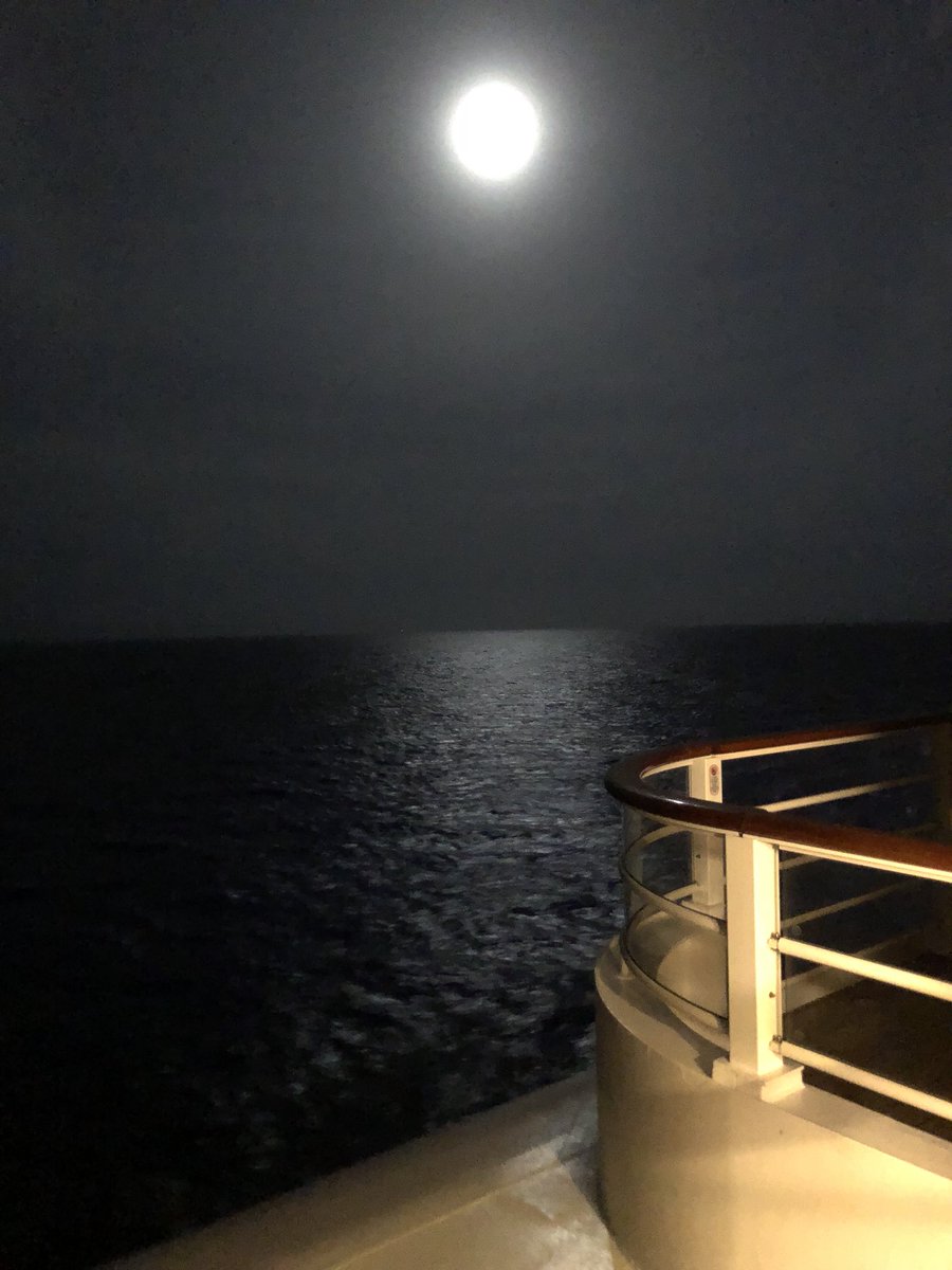 KerLD1's tweet image. Beautiful moon on the ocean cruise