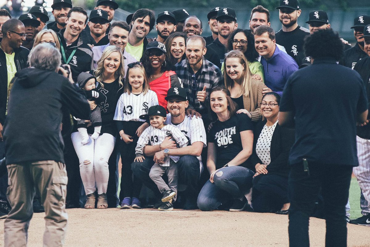 A very special moment.

Danny Farquhar threw out today's first pitch, surrounded by his family, teammates and the medical staff from RUSH University Medical Center who provided care to him throughout his recovery.