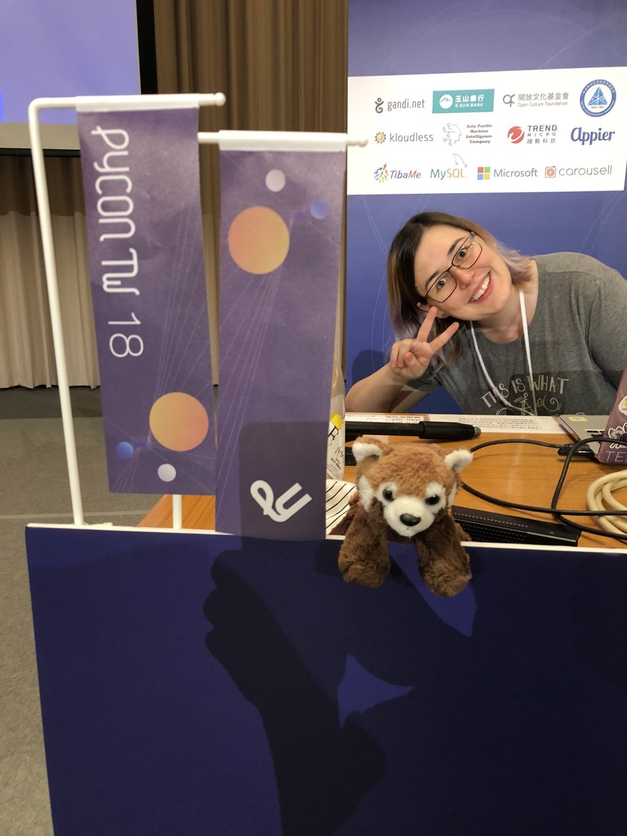 uranusjr's tweet photo. getting ready for day 2 ☺️😍😋 #pycontw #pycontw2018 https://t.co/YLzeBX21Cd