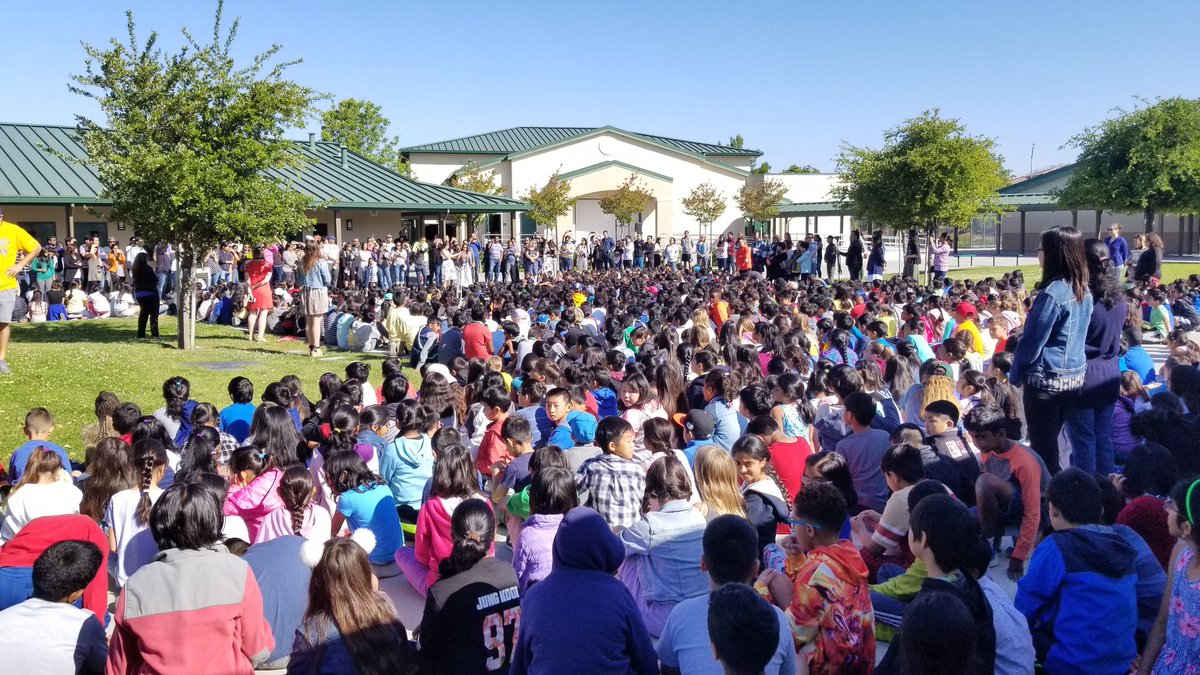 MrsAFV's tweet photo. Happy Last Day of School! Our final assembly, saying goodbye to our 5th graders, with our nearly 1000 students!!! https://t.co/ZDtdsmZR9a