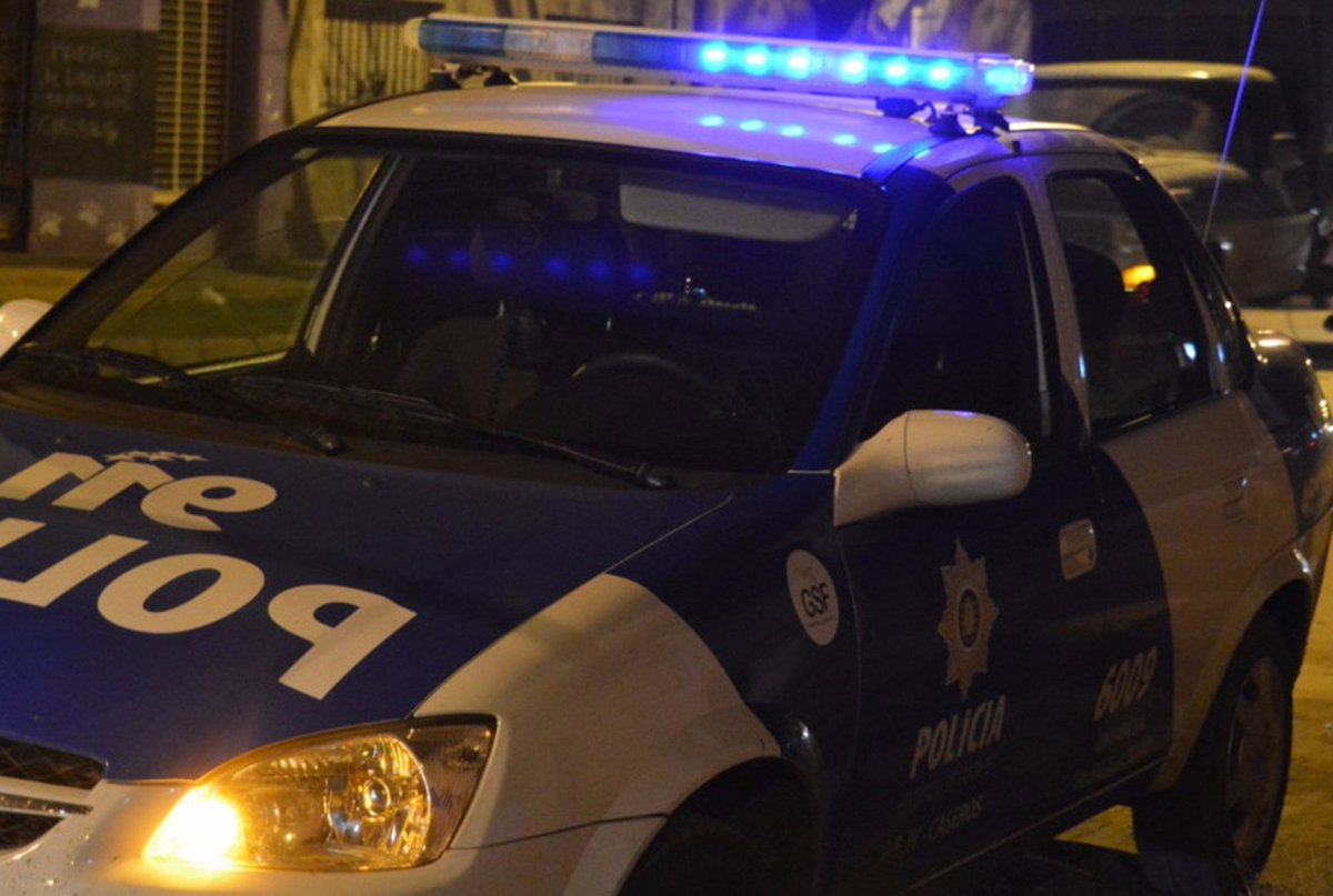 # ASALTO A TRANSPORTE URBANO PASAJEROS # Temporelli y Rosario - Línea 35/9 - Sujeto armado abordo y asalto al pasaje apoderándose de dinero joyas y celulares. Al huir es aprehendido por policía de Sec. 26ta. <a href="/albertofurfari/">Alberto Furfari</a> <a href="/lt3am680/">LT3 AM 680</a> <a href="/ConLaGenteRos/">Con La Gente</a>