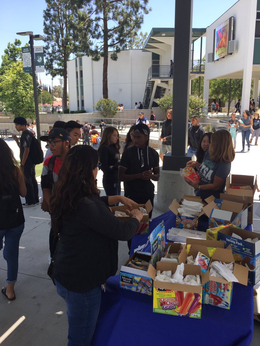 SHHSPTA's tweet photo. What an awesome time at lunch today, as we handed out almost 600 popsicles and ice cream cones to the students. So happy to give back to all the hard working students at South Hills. #SouthHillsRocks 🐾 https://t.co/XlmaXKdHtS