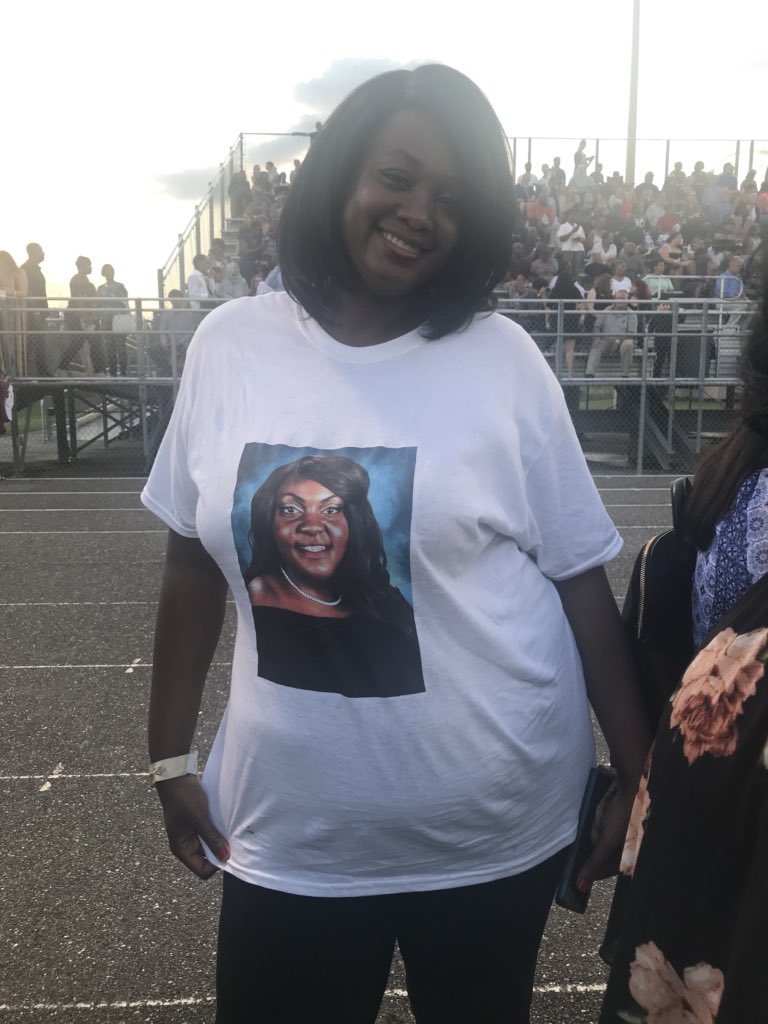 GreerGillis's tweet photo. She did it! My neice is a high school graduate! Congratulations Jade Sheree Austin! @oakleafknights #Classof2018 #JohnsonFamilyPride https://t.co/ylO5hvst8F