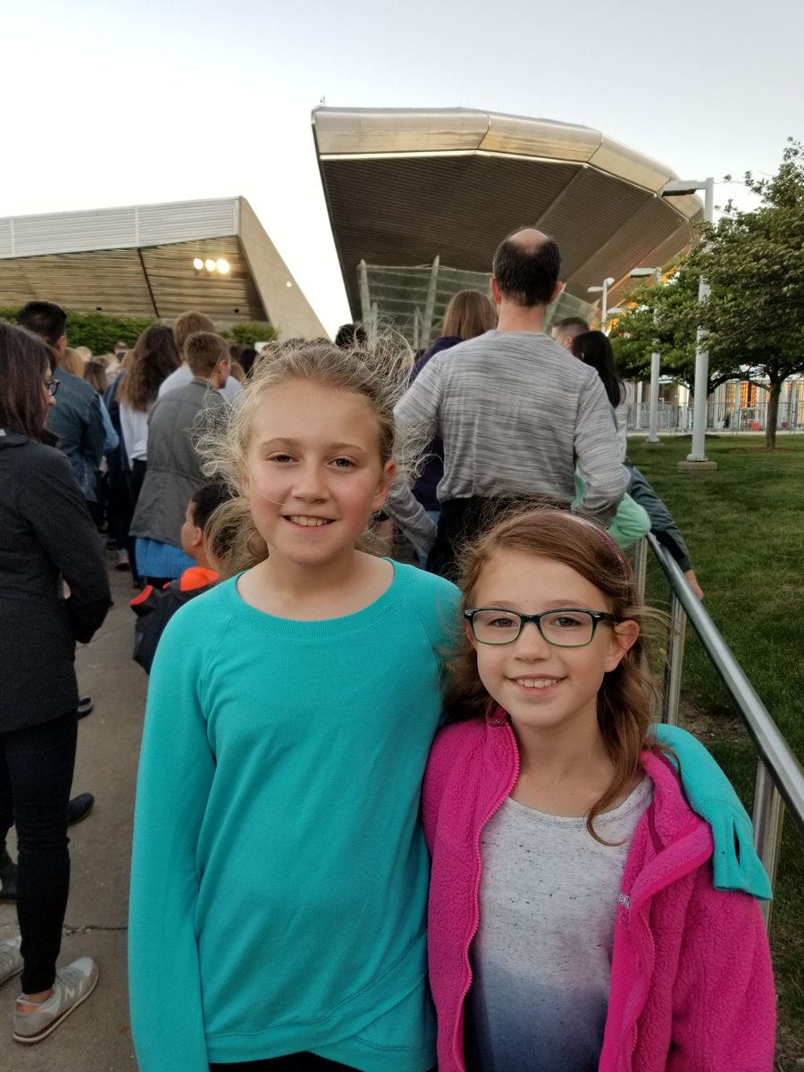 ReeseCohn's tweet photo. Drove 3+ hours. Lines are long. @taylorswift13 #PleaseWaitForUs https://t.co/GmfYz90ysZ