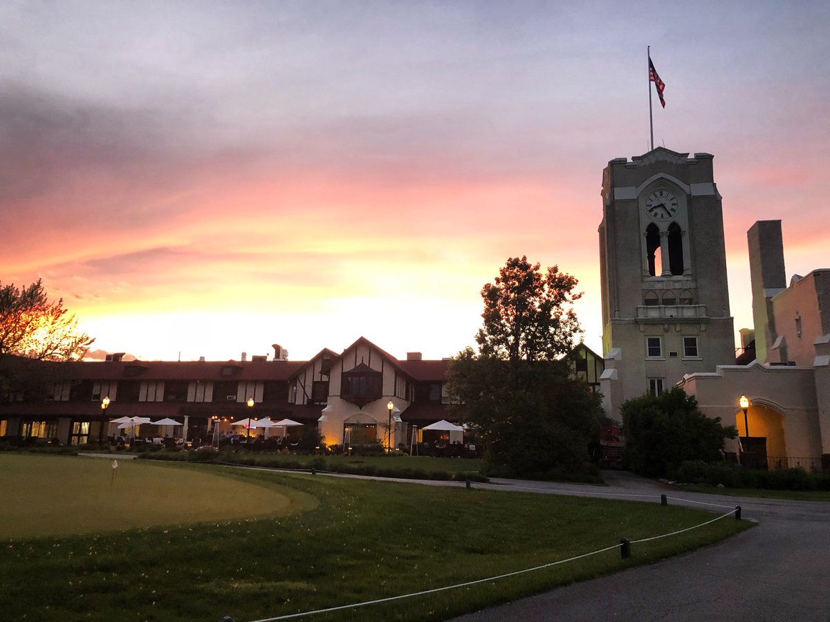 OFCC_1915's tweet image. This gorgeous sky makes for the perfect backdrop to a night on the Patio. What a #FridayFeeling. 🌅 #OFCC