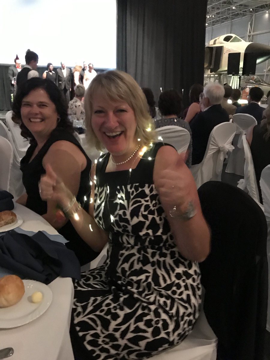 ProfMichelleP's tweet photo. Félicitations! Le centre de table te va à merveille! #fete2018cecce https://t.co/32RyDSm0VZ