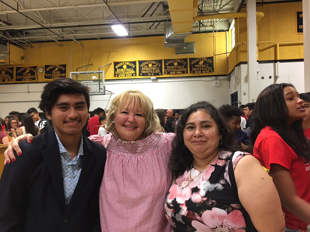 ceciliamewa's tweet photo. Very proud of this mom She was my student in ESL evening school and now she is the parent of one of my best students #AwardsCeremony2018 #BusseyNation #APSpanish4 #ChooseGarlandISD https://t.co/pMf2mJfnJl