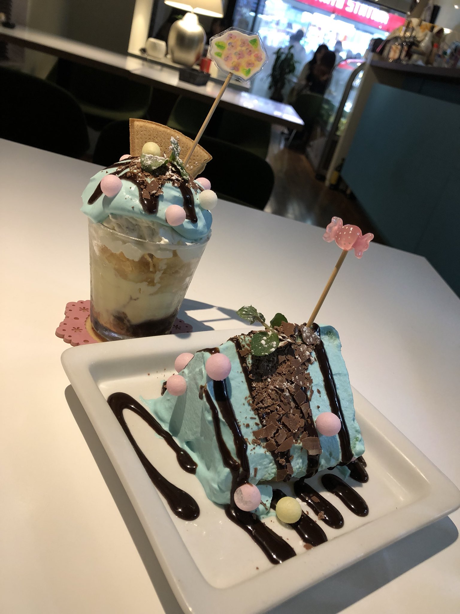 藤沢愛 町田のセピアカフェさん チョコミントパフェとチョコミントシフォンケーキです ミント感しっかりのクリーム最高 おいりのトッピングが可愛い チョコミン党 チョコミント 愛さんのチョコミントハント T Co Zxgtx3ui0y Twitter