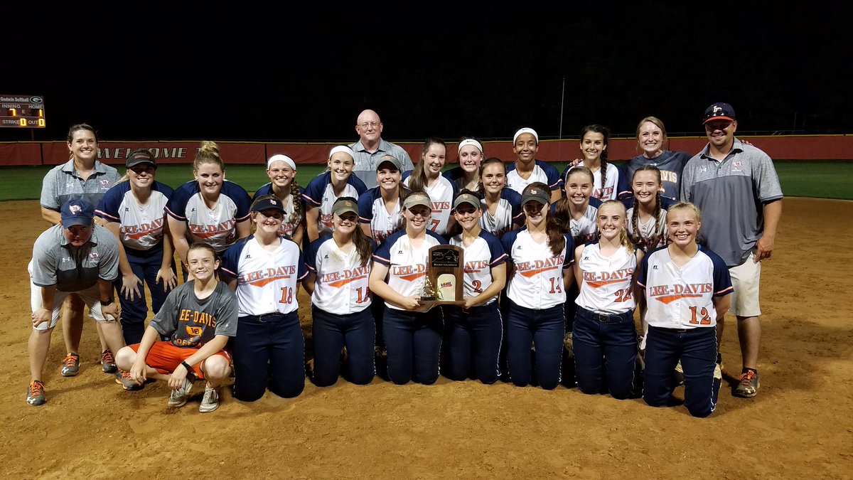 All hail the champions! <a href="/LDsoftball_/">Lee-Davis Softball</a> #Region5B #RVASNLive #rvaW