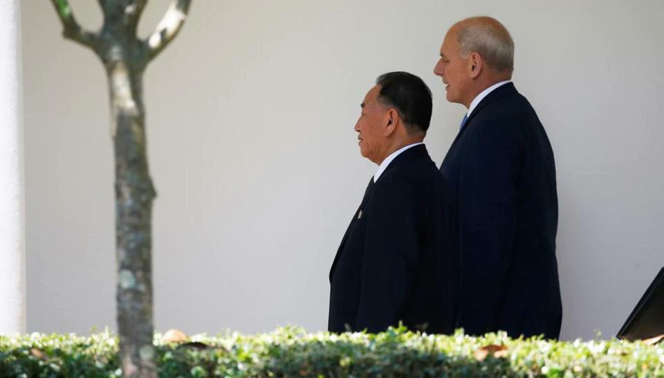 htTweets's tweet photo. Kim aide meets Trump at White House to hand him letter from North Korean leader https://t.co/udzbEEWfne https://t.co/ciqo8orBFG