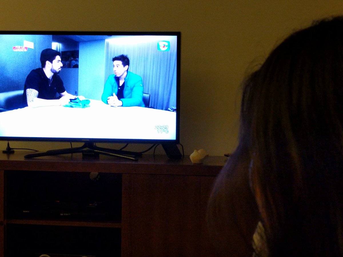 fdelfinoh's tweet photo. @PorlaCamiseta10 acá estamos mirando a estos 2 niños que están en @canal10uruguay, dice @rafacotelo que regalan la camiseta de un tal @LuisSuarez9 😂 #PLCSuarez "animalito de dios" diría @sonsolesgol vamos @Uruguay 💪🏻 https://t.co/wzgXcLVn6R