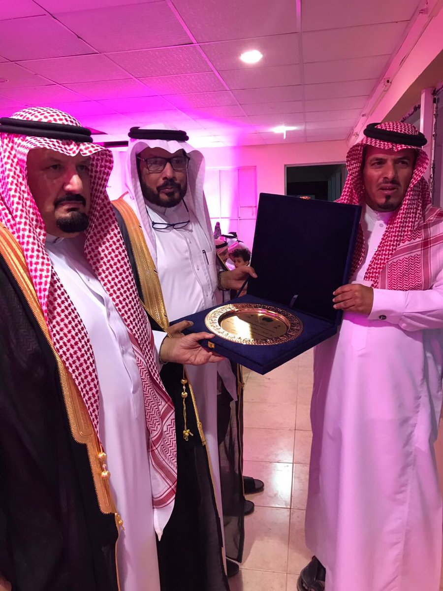 كماقدم رئيس نادي الرويضة درع تذكاري للاستاذ :عبدالرحمن بن عبدالعزيز السلمان لدعمه لنجاح الدورة