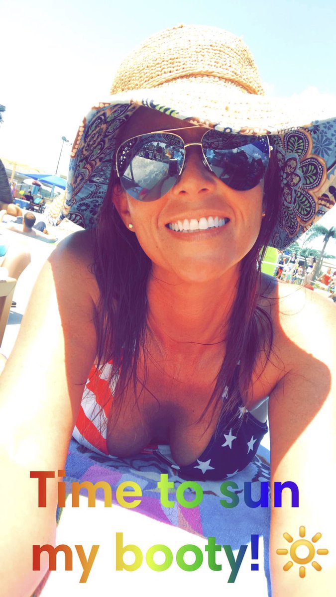 ThatChicaChanel's tweet image. 🎶💓...”American woman, listen what I say...” 🎶💓 #randomlyrics 💯🇺🇸💋