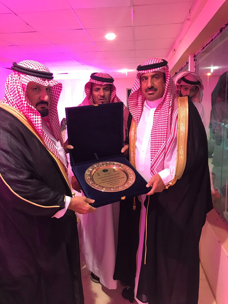 قدم رئيس نادي الرويضة الاستاذ : سعد بن عبدالله السهلي درع تذكاري لرئيس مجموعة محمد المنقاش لدعمه لنجاح الدورة